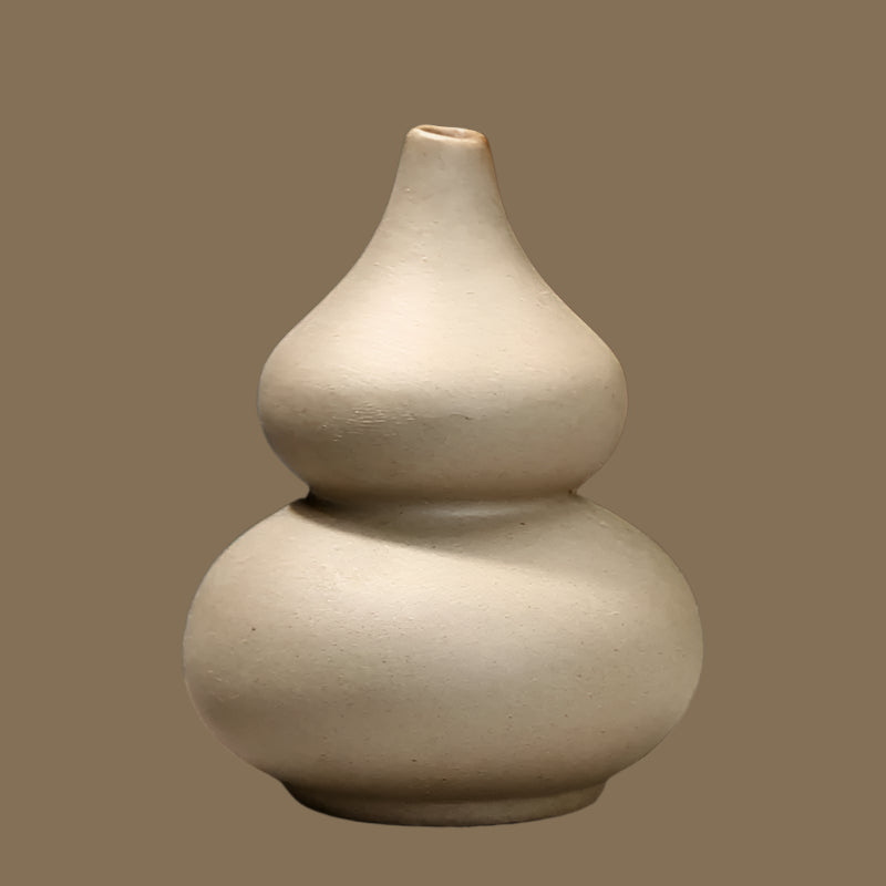 Elegant grand ceramic vases in a modern design, perfect for home decor and floral arrangements