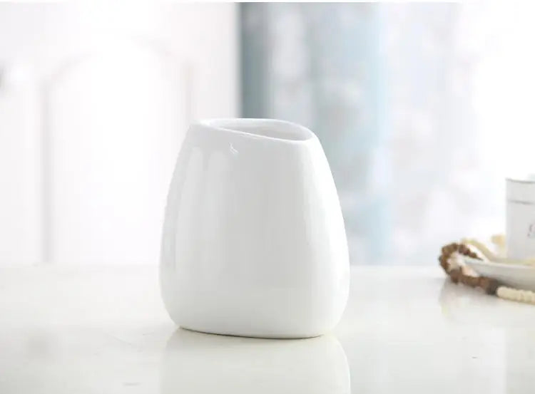 Stylish White Ceramic Vase from Mağazam for Elegant Home Decor