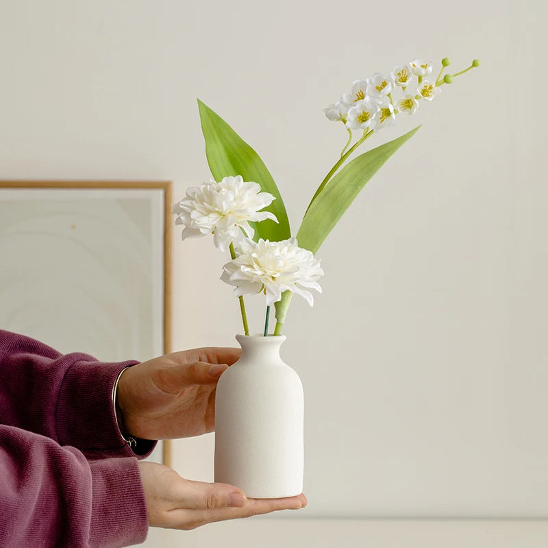 Modern Mağazam White Ceramic Vase with Fresh Flowers for Elegant Home Decor