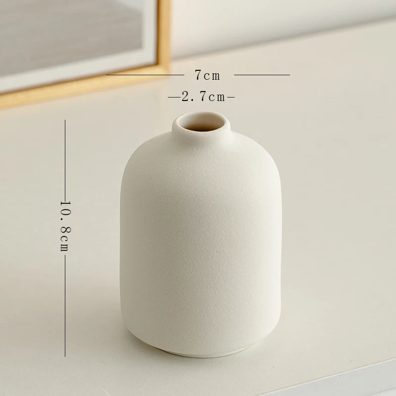 Minimalist White Ceramic Vase from Mağazam with Height of 10cm and Diameter of 7cm
